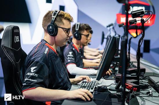 外商会杯羽毛球邀请赛圆满落幕，穗港澳商会精彩呈现